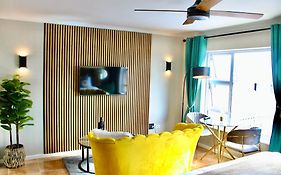Yellow Couch Studio Apartment 1 Kingbed